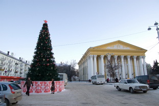 Уличная елка днем г. Рязань