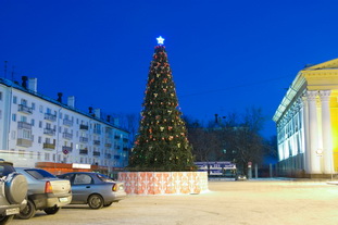 Уличная елка ночью г. Рязань
